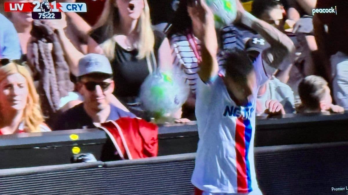 Navijač Liverpoola bacio loptu u glavu Daniela Muñoza